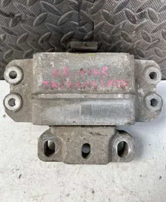 Volkswagen Touran I Engine mount bracket 1K0199555N