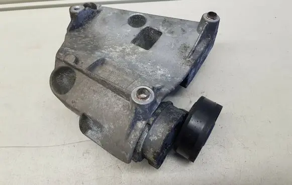 BMW 5 E60 E61 A/C compressor mount bracket 7512556