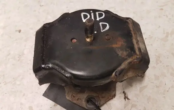 Mitsubishi Pajero Engine mount bracket