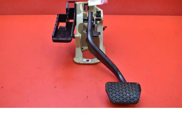 Accelerator throttle pedal