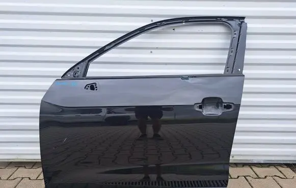 Audi Q2 - Front door