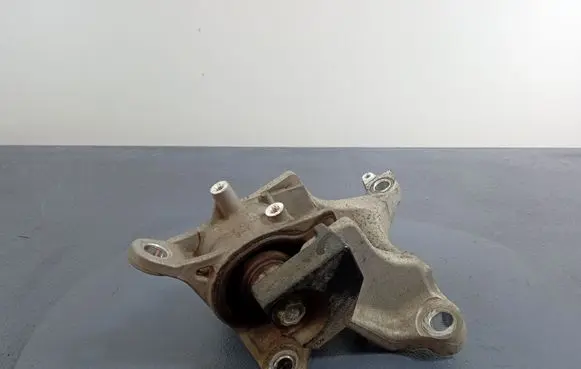 Engine mount vacuum valve