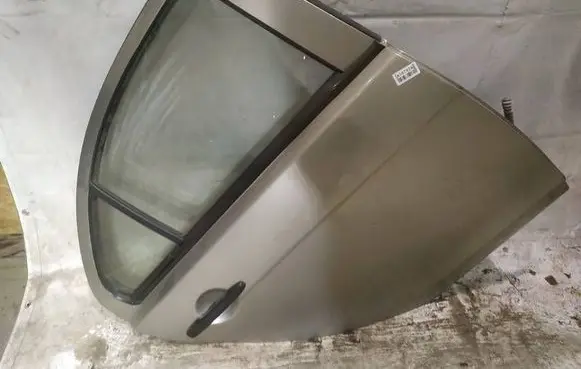 Mitsubishi Lancer X Rear door geltonos