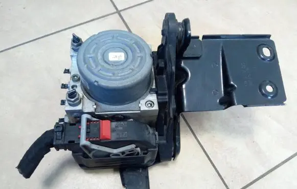 Skoda Octavia Mk3 (5E) ABS Pump 5Q0907379AB 5Q0614517AA NE70591