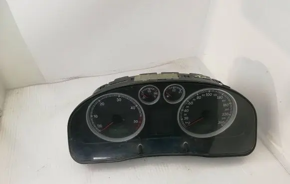Volkswagen PASSAT B5 Speedometer (instrument cluster) 3b0920806a