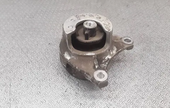 Honda FR-V Engine mount bracket