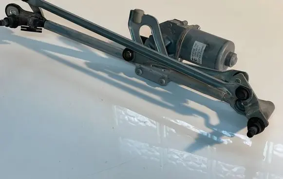 BMW X1 E84 Front wiper linkage and motor 2992465