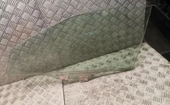 Honda Accord Front door window glass four-door