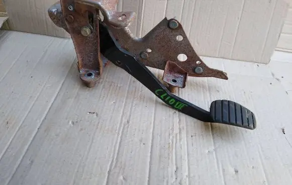 Renault Clio III Brake pedal 8200275889A