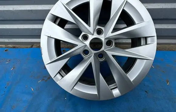 Skoda Octavia Mk4 R17 alloy rim 5E3601025 E4878