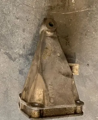Engine mount bracket