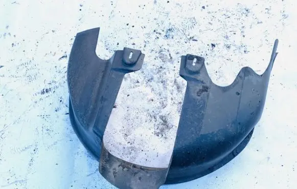 Rear arch fender liner splash guards