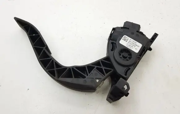 Accelerator throttle pedal