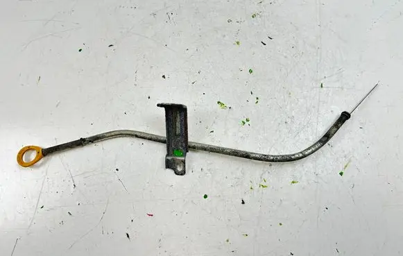 Toyota Prius+ (ZVW40) Oil level dip stick 
