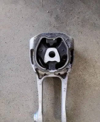 Engine mount bracket