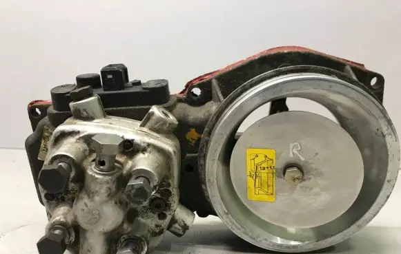 Audi 80 90 B3 Fuel distributor 0438101035 026133353D 0438121070