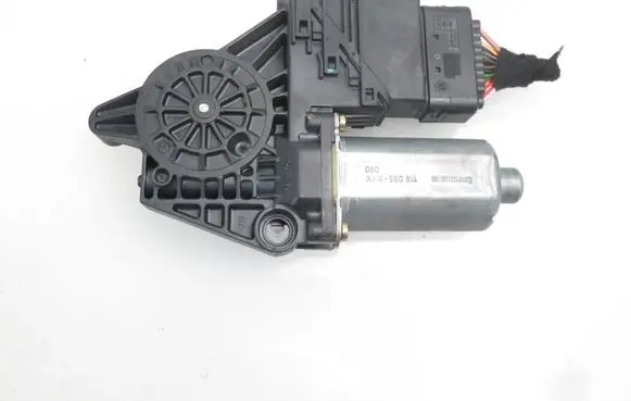 Volkswagen PASSAT B5.5 Rear door window regulator motor 0130821697