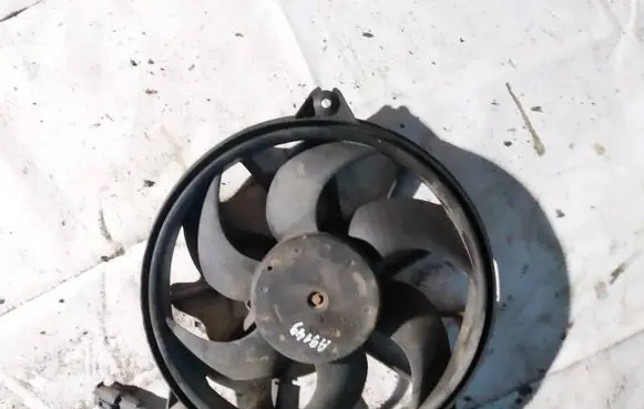 Radiator cooling fan shroud