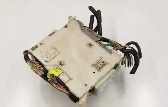 Lexus IS 220D-250-350 Fuse module 8273053022