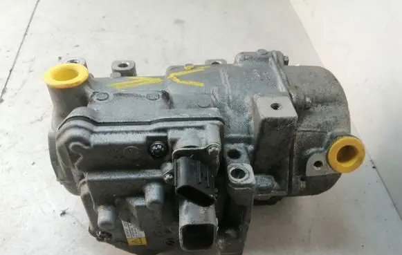 Toyota RAV 4 (XA40) Air conditioning (A/C) compressor (pump) 0422000533 11358