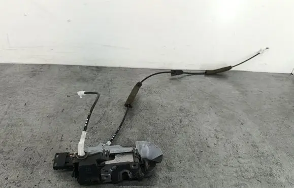 Peugeot 308 Front door lock A01524