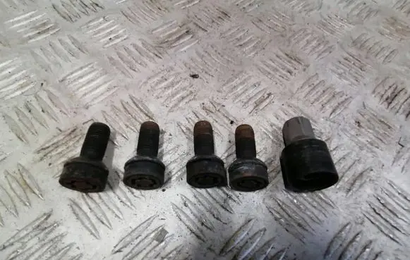 Mercedes-Benz A W176 Anti-theft wheel nuts and lock 