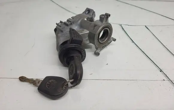 Volkswagen PASSAT B4 Ignition lock 357905851D