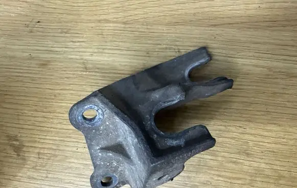 Opel Insignia A Gear shift cable bracket 55561876
