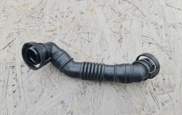 Volkswagen PASSAT B6 Breather hose/pipe 03G103493D