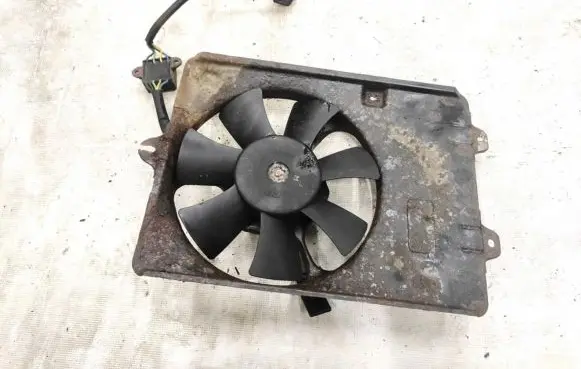 Radiator cooling fan shroud
