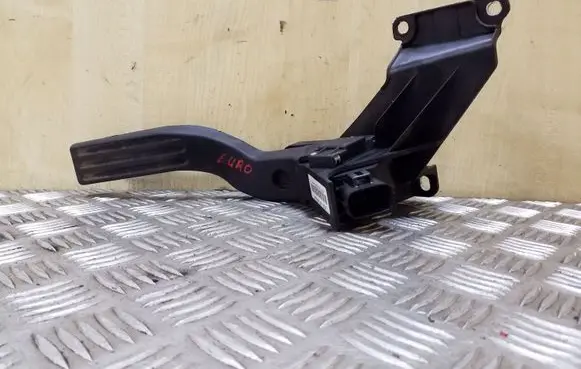 Accelerator throttle pedal