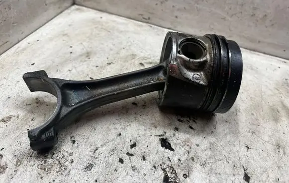 Volkswagen Golf VII Piston with connecting rod