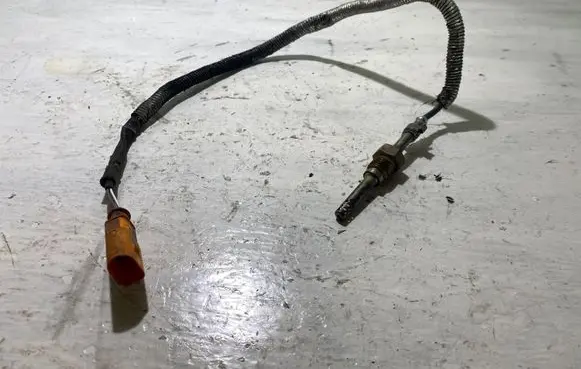 Volkswagen Golf V Exhaust gas temperature sensor 5X0973802C 1587A02