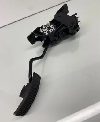 Mitsubishi Grandis Accelerator throttle pedal APM30005 68280251