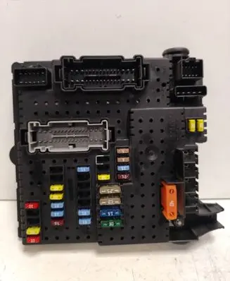 Volvo V70 Fuse module 30728512 28017881 05W174
