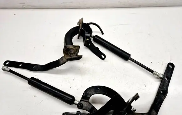 Volvo V70 Tailgate/trunk/boot hinge 8643157