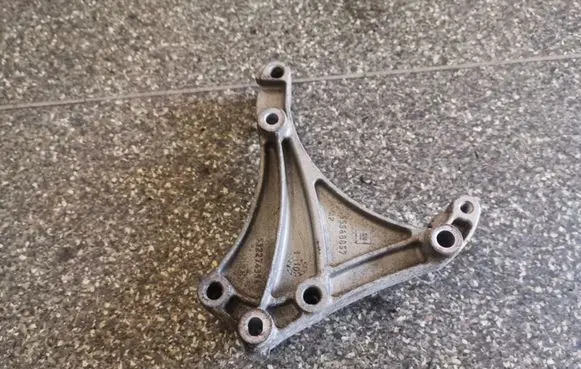Opel Astra J Engine mounting bracket 55568857