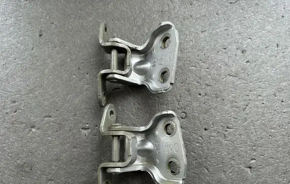 Nissan Terrano Rear door upper hinge 8240190J10 8240090J10