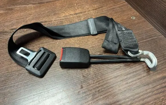 Volkswagen Polo III 6N 6N2 6NF Middle seatbelt buckle (rear) 6N857713 00065980
