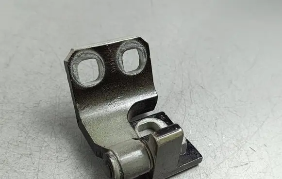 Jeep Renegade Front door lower hinge 