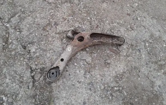 Citroen C-Crosser Front lower control arm/wishbone