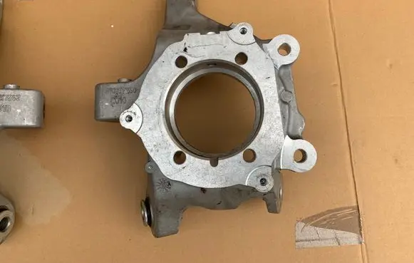 Maserati Levante Rear wheel hub spindle/knuckle 670037240