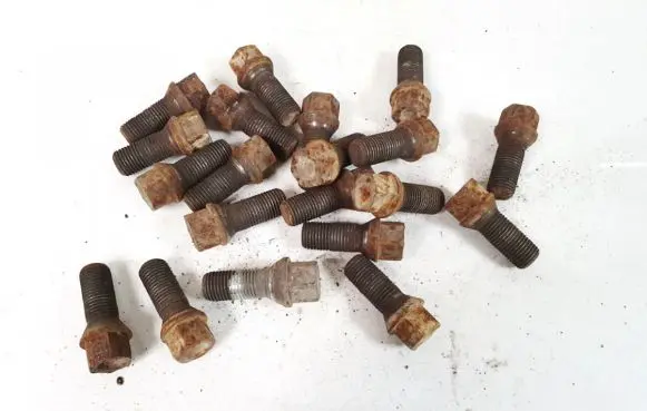 Volkswagen PASSAT B5 Nuts/bolts 