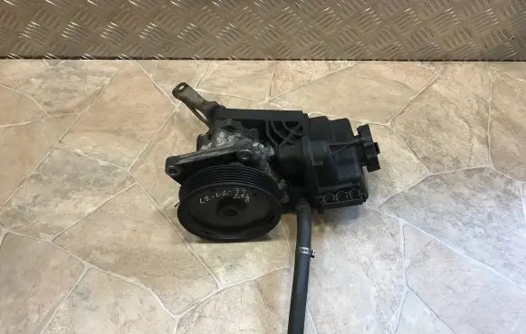 Mercedes-Benz E W212 Power steering pump A0064664701