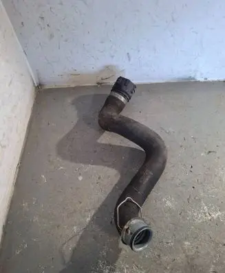 Coolant pipe/hose