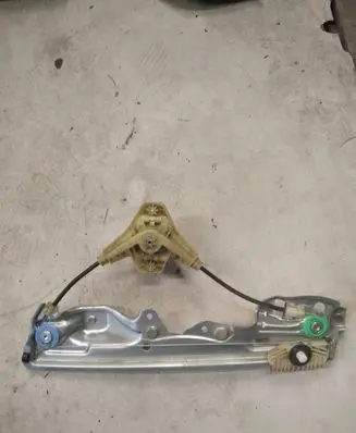 Rear door manual window regulator