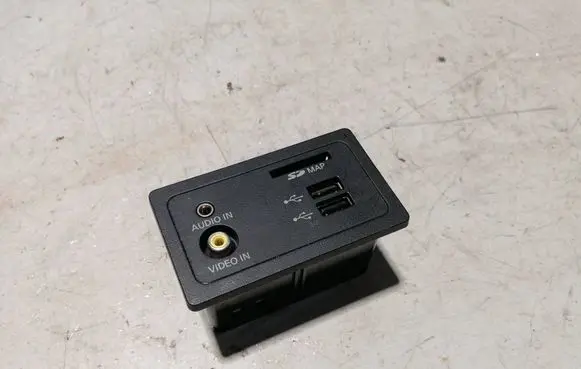 Nissan Pathfinder R52 USB socket connector 284H34GA0B