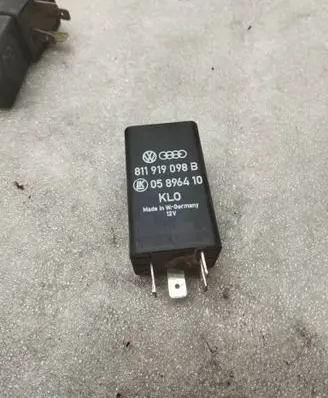 Volkswagen PASSAT B5 Other relay 811919098B 05896410