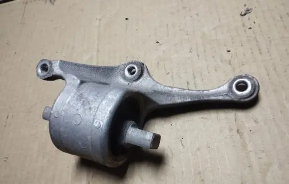 Honda Legend Engine mount bracket