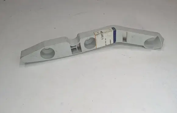 Ford Focus Front bumper mounting bracket 1337334